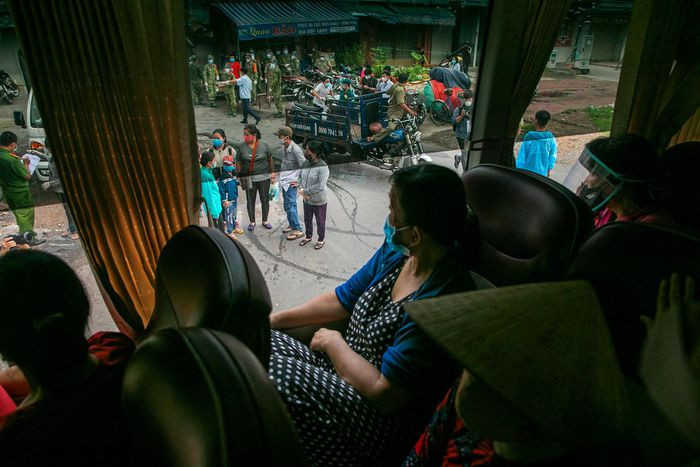 Hon 100 ngay gian cach xa hoi cua TP.HCM-Hinh-30