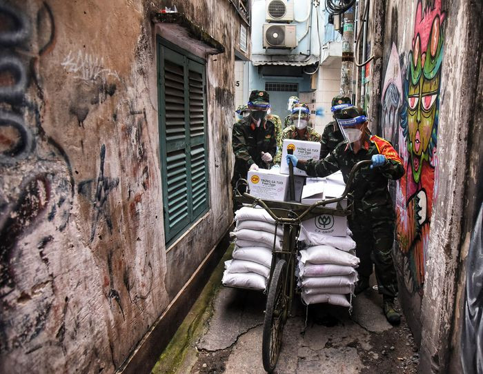 Hon 100 ngay gian cach xa hoi cua TP.HCM-Hinh-47