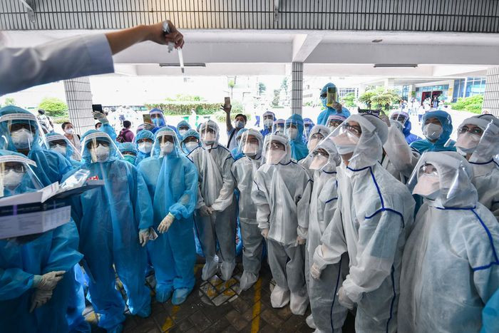 Hon 100 ngay gian cach xa hoi cua TP.HCM-Hinh-19