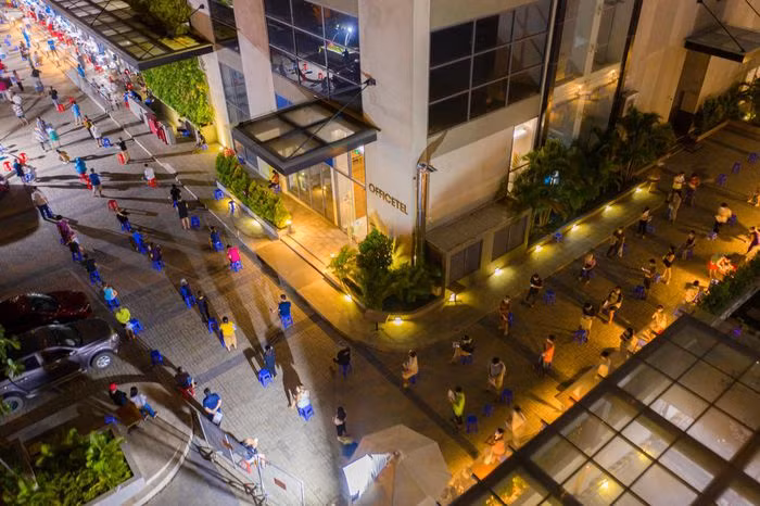 Hon 100 ngay gian cach xa hoi cua TP.HCM-Hinh-49