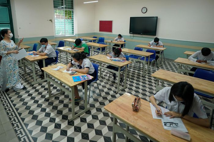 Hon 100 ngay gian cach xa hoi cua TP.HCM-Hinh-22