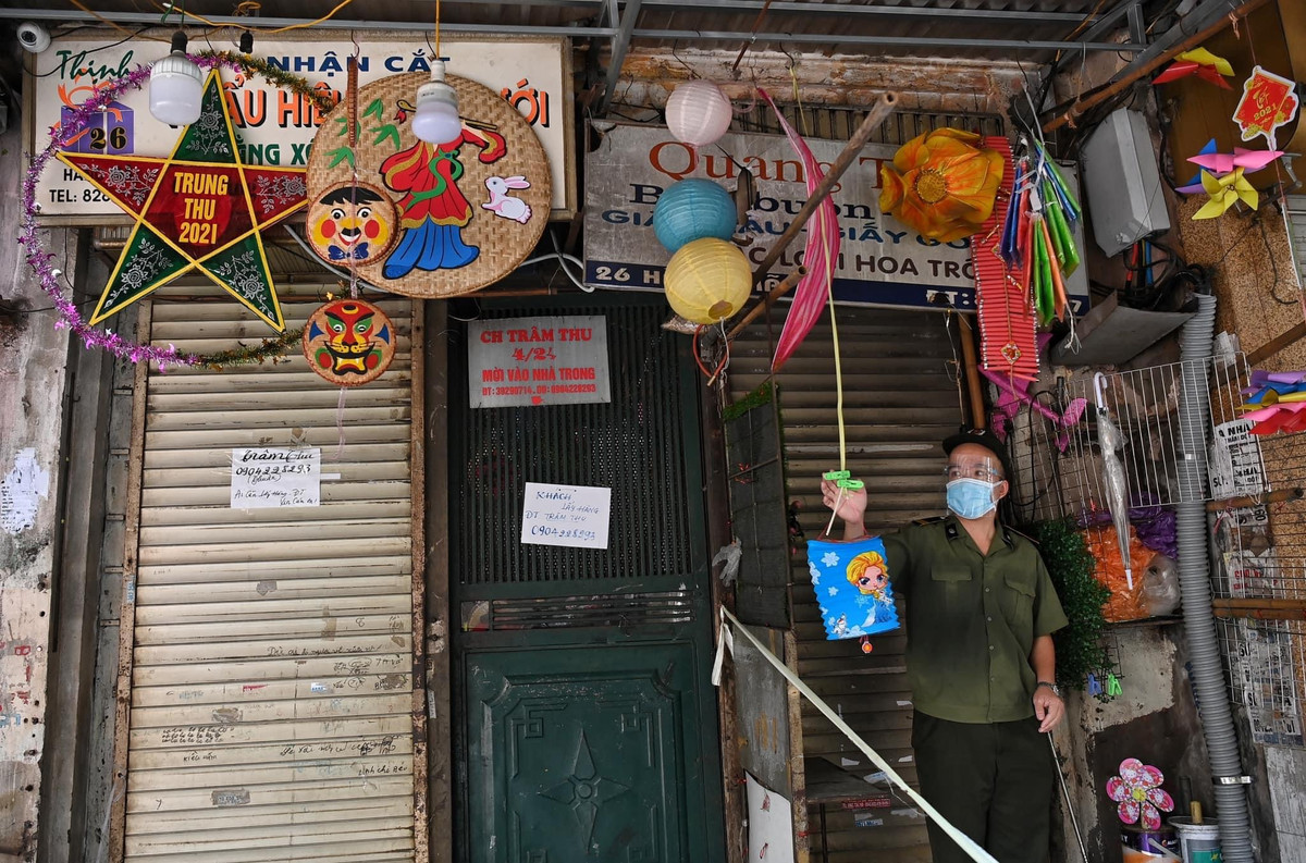 Trước đó, Công an phường Hàng Mã đã tiến hành xử lý, thu giữ những cửa hàng bày bán đồ chơi trong thời điểm giãn cách.