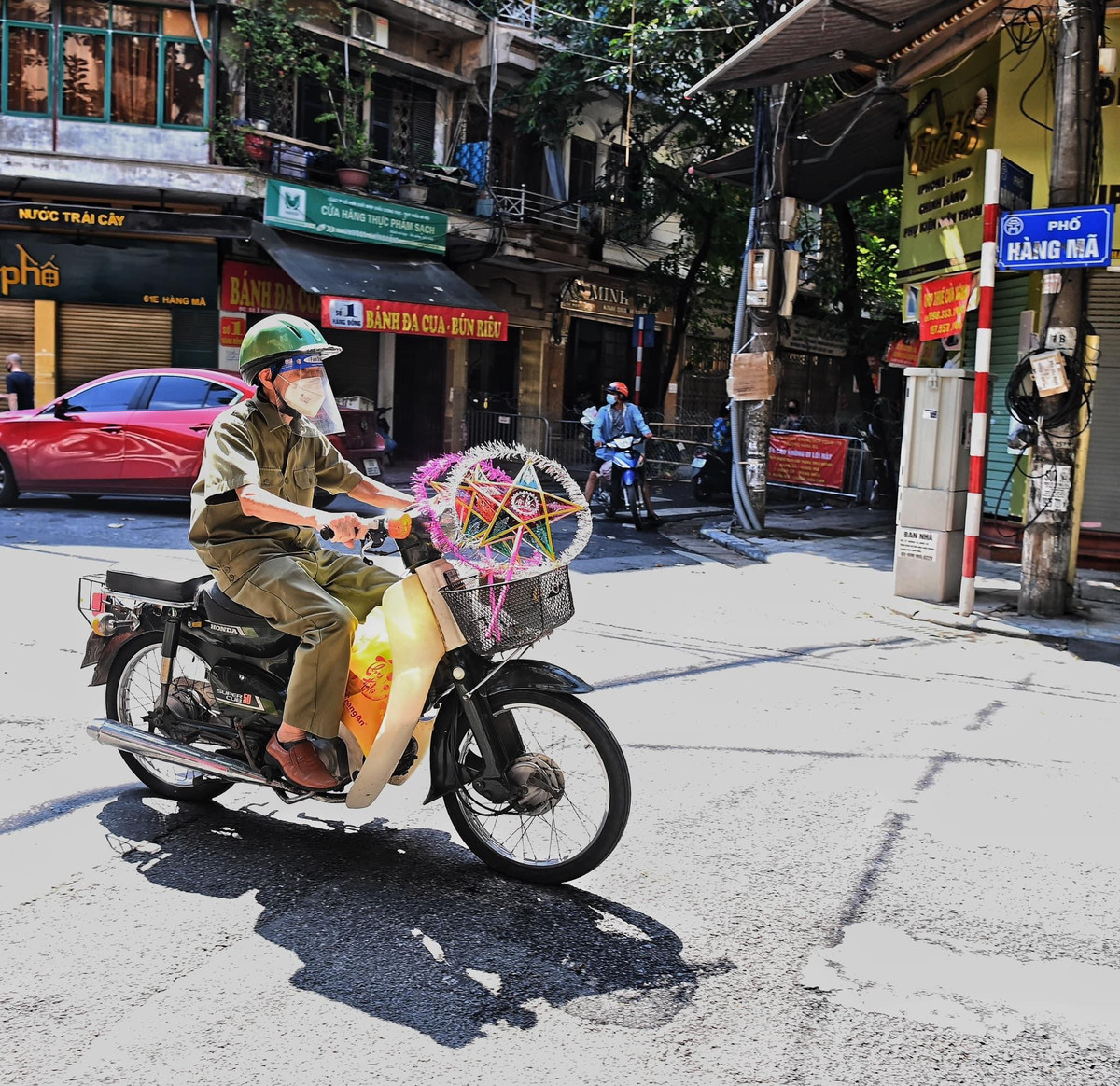 Tuy nhiên, những ngày gần đây, nhiều cửa hàng trên phố Hàng Mã (quận Hoàn Kiếm) vẫn mở cửa bán đồ chơi.