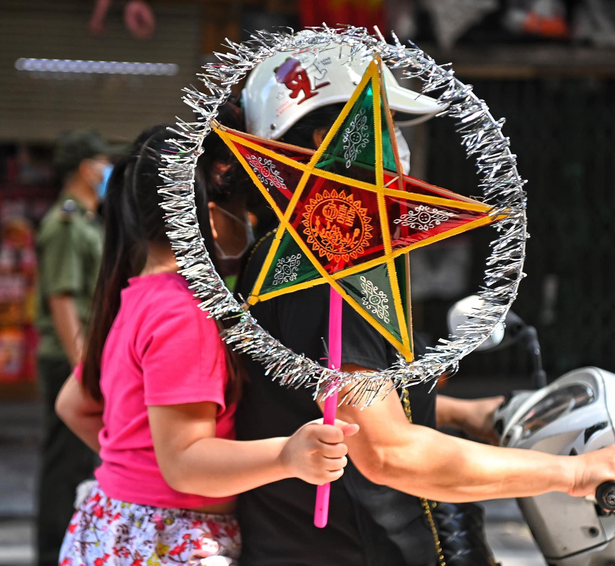 Một số khách mua hàng cũng bị kiểm tra, nếu không có lý do ra đường chính đáng cũng bị xử phạt tại chỗ theo quy định.