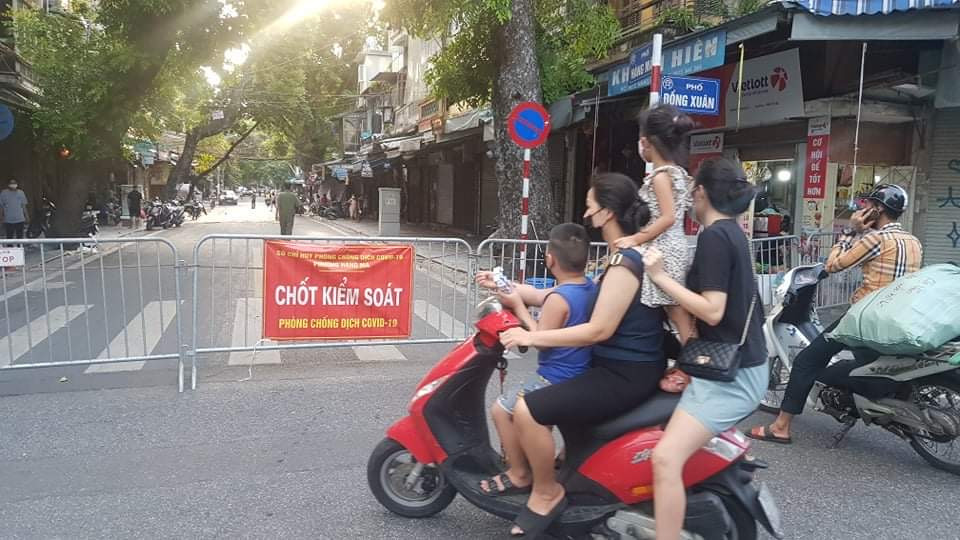 Theo hướng dẫn của Sở Y tế Hà Nội, quận Hoàn Kiếm vẫn nằm trong “vùng đỏ” nên sẽ thực hiện giãn cách xã hội cho tới hết ngày 21/9.