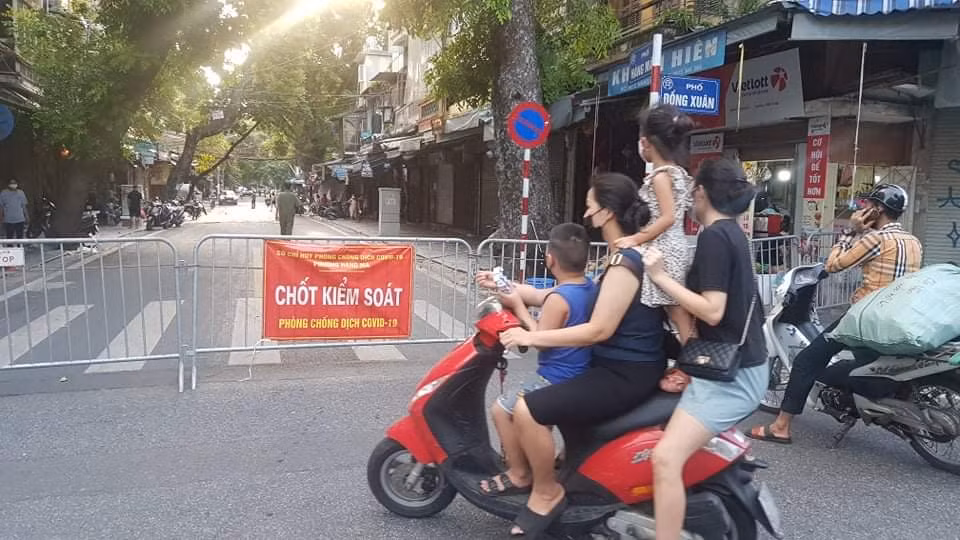 Theo hướng dẫn của Sở Y tế Hà Nội, quận Hoàn Kiếm vẫn nằm trong “vùng đỏ” nên sẽ thực hiện giãn cách xã hội cho tới hết ngày 21/9.
