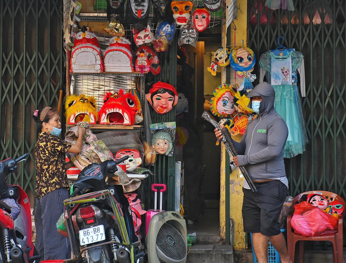 Len lut mo ban do choi, pho Hang Ma bi dung rao 