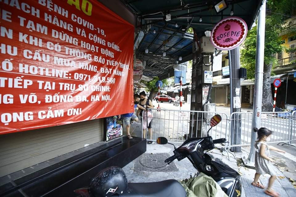 Để hạn chế tình trạng này, UBND phường Hàng Mã đã lập rào chắn tại các đầu phố để kiểm soát người ra vào.