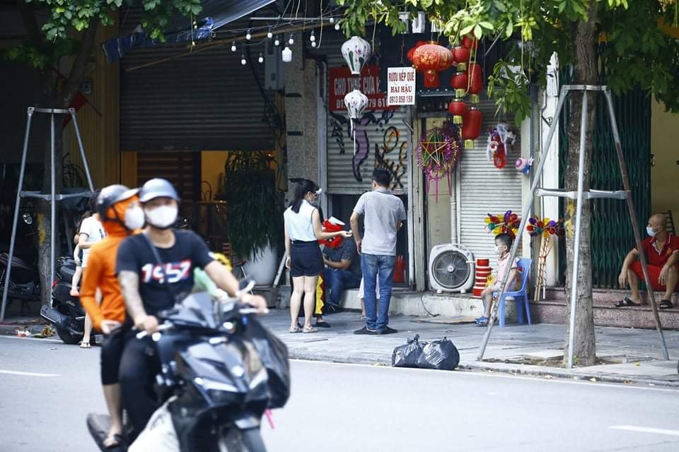 Cảnh mua bán đồ chơi trên phố Hàng Mã vẫn lén lút trước khi lực lượng chức năng tiến hành xử phạt.