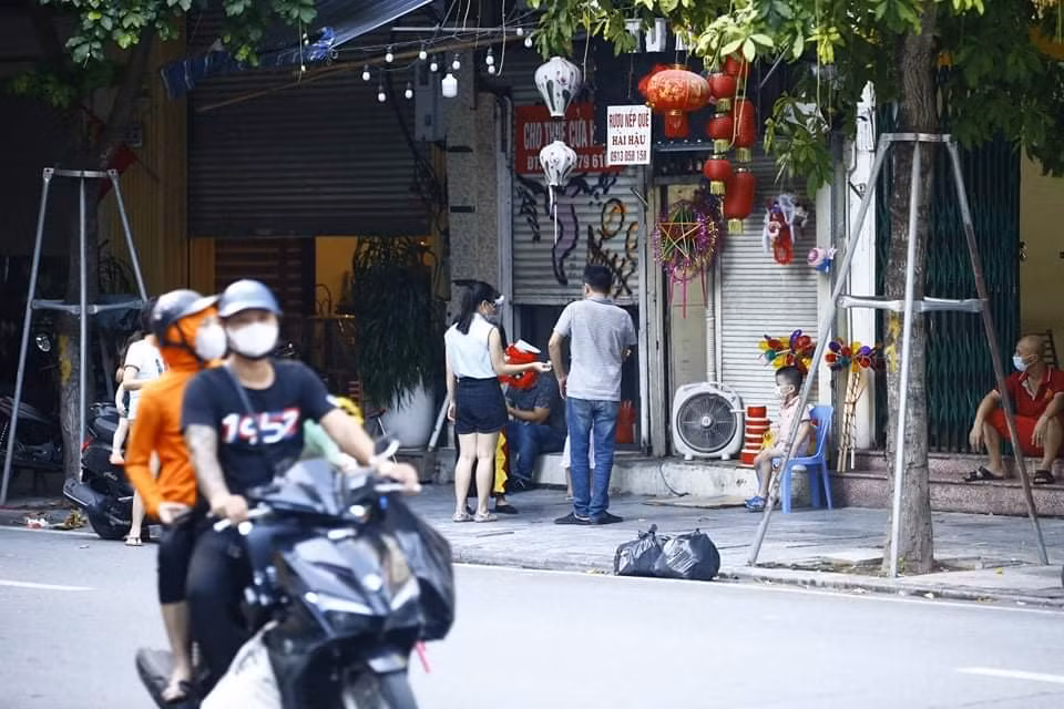 Cảnh mua bán đồ chơi trên phố Hàng Mã vẫn lén lút trước khi lực lượng chức năng tiến hành xử phạt.