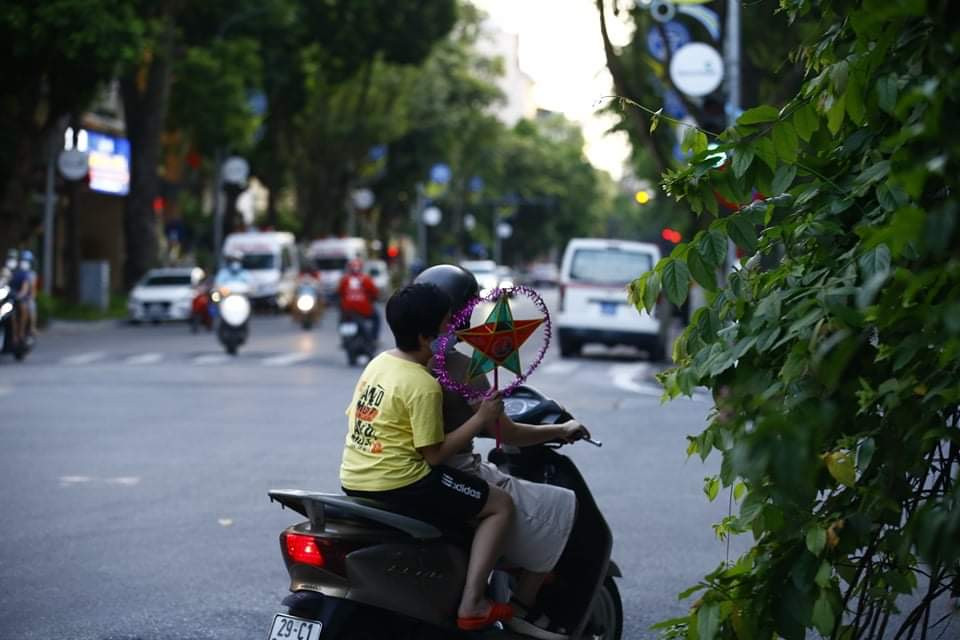Mặt hàng bày bán trên phố Hàng Mã những ngày qua cũng chỉ là đồ chơi truyền thống còn dư lại từ năm ngoái.