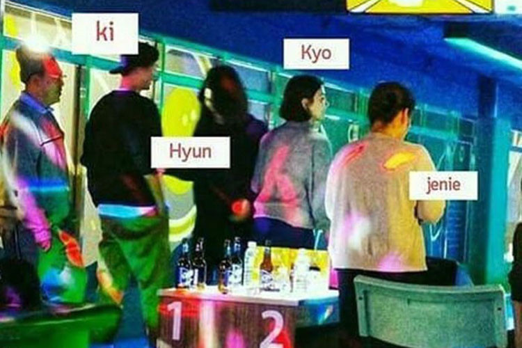 Được biết đến là ông chồng quốc dân, Song Joong Ki luôn tháp tùng vợ đi chơi, đi du lịch cùng bạn bè của cô.