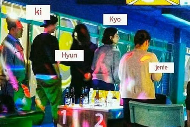 Được biết đến là ông chồng quốc dân, Song Joong Ki luôn tháp tùng vợ đi chơi, đi du lịch cùng bạn bè của cô.