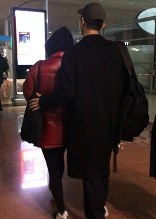 Sau đám cưới, cặp đôi diễn viên phim "Hậu duệ của mặt trời" tận hưởng cuộc sống vợ chồng son đầy ngọt ngào.