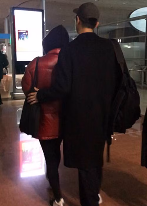 Sau đám cưới, cặp đôi diễn viên phim "Hậu duệ của mặt trời" tận hưởng cuộc sống vợ chồng son đầy ngọt ngào.