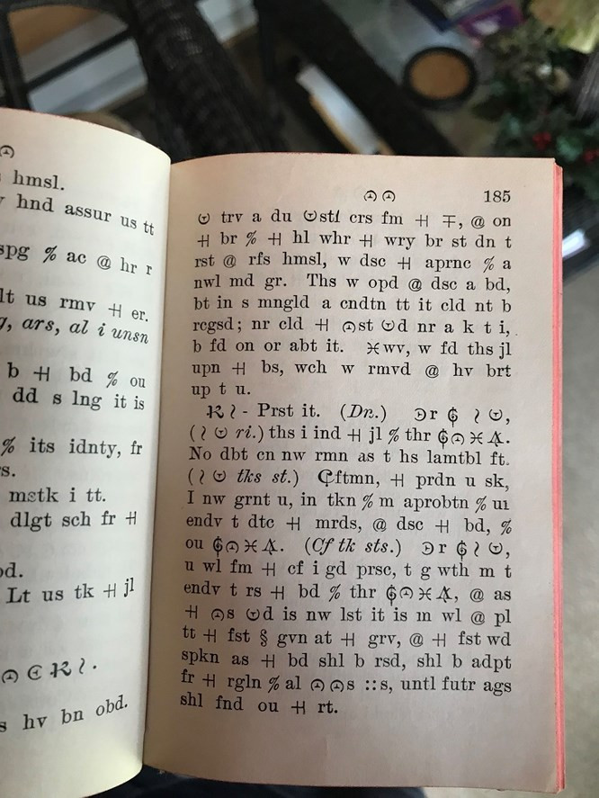 10. “Tôi đã tìm thấy cuốn sách này trong nhà dì tôi. Cách viết của nó thật kỳ lạ. Cuốn sách này là gì?". Thực ra, đây là một cuốn sách mã hóa văn bản Masonic từ những năm 1920.