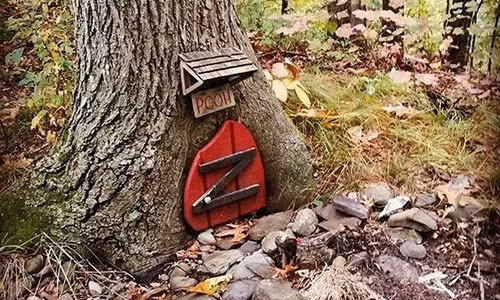 1. “Ngôi nhà Winnie-the-Pooh này được khám phá bởi một người đi xe đạp trên đường mòn trong rừng. Người ta vẫn chưa biết chính xác cánh cửa này dùng để làm gì.”