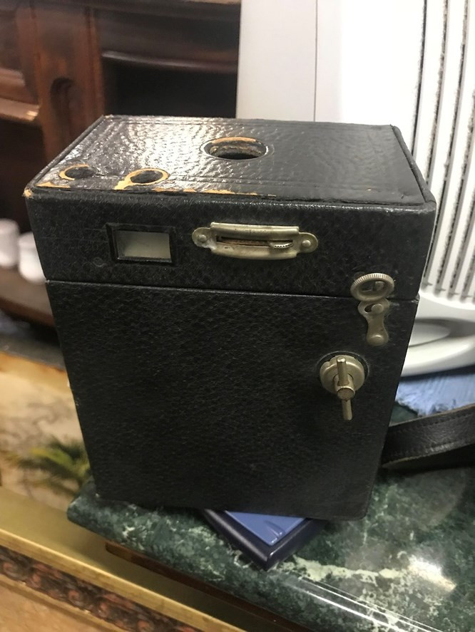 6. Đây là chiếc máy ảnh cổ Kodak No 2A.