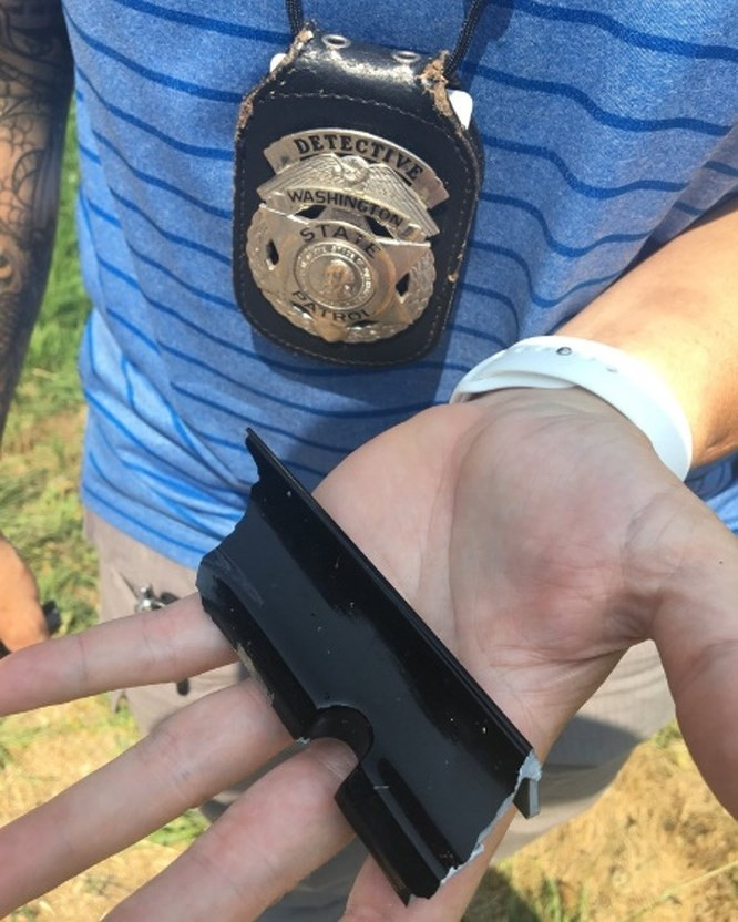 14. Đây là một bộ phận của chiếc xe hơi được tìm thấy ở chỗ vụ tai nạn gây ra bởi một phương tiện không xác định. Phương tiện đã đâm vào một người lái xe đạp và bỏ trốn. Một tài khoản người dùng Reddit đã xác định bộ phận này vỡ ra từ một chiếc Chevy sản xuất vào giữa những năm 1980. Tài xế sau đó đã bị bắt giữ.