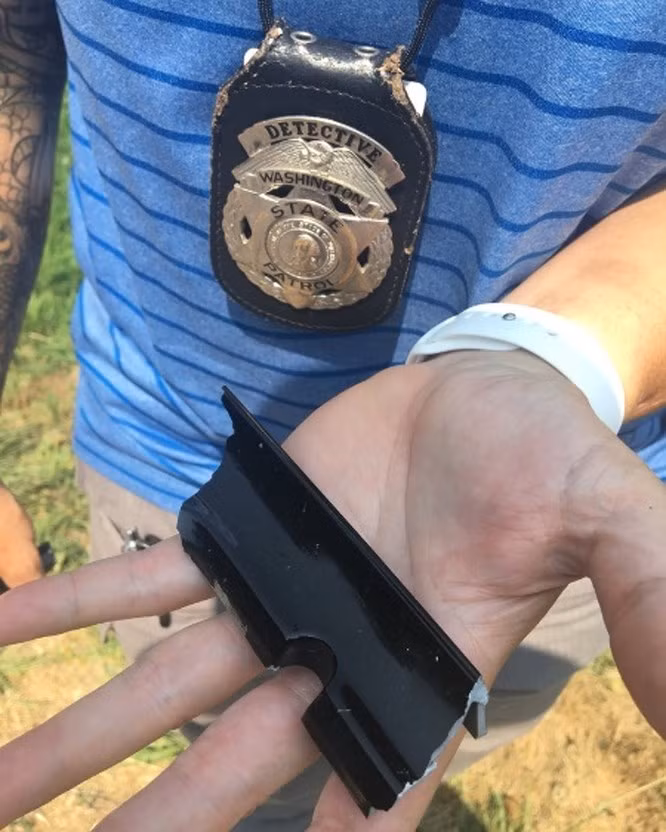 14. Đây là một bộ phận của chiếc xe hơi được tìm thấy ở chỗ vụ tai nạn gây ra bởi một phương tiện không xác định. Phương tiện đã đâm vào một người lái xe đạp và bỏ trốn. Một tài khoản người dùng Reddit đã xác định bộ phận này vỡ ra từ một chiếc Chevy sản xuất vào giữa những năm 1980. Tài xế sau đó đã bị bắt giữ.