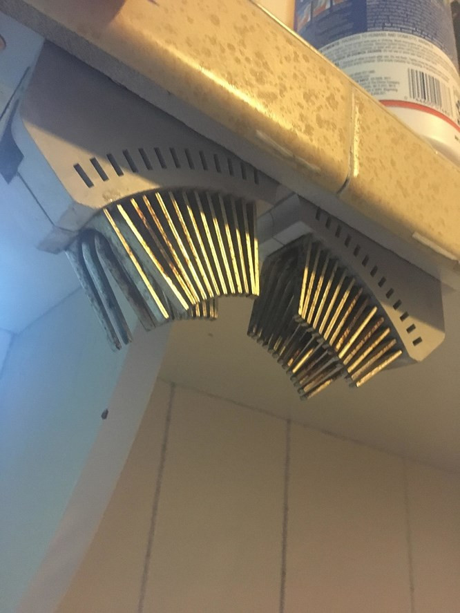 2. “Thứ gì đang nằm dưới phòng bếp trong căn hộ của tôi thế này?” Thực chất đây là một bộ các rào chắn cách điện trên bộ ngắt mạch được bố trí để đảm bảo an toàn.