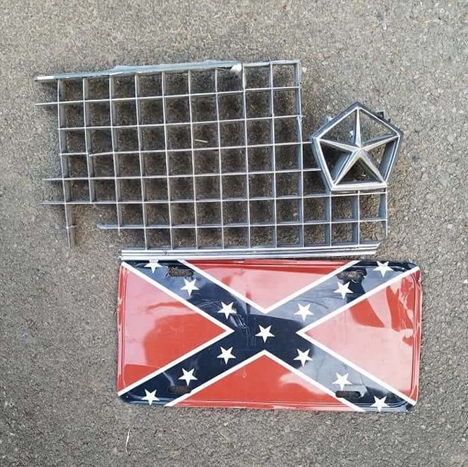 17. “Một số tài xế đã đâm ngựa của chúng tôi và chạy trốn. Thật cảm kích nếu ai đó tìm ra những mảnh vỡ này đến từ chiếc xe nào.” Một người dùng Internet đã xác định rằng đó là những bộ phận của xe Plymouth Reliant sản xuất vào cuối những năm 1980.