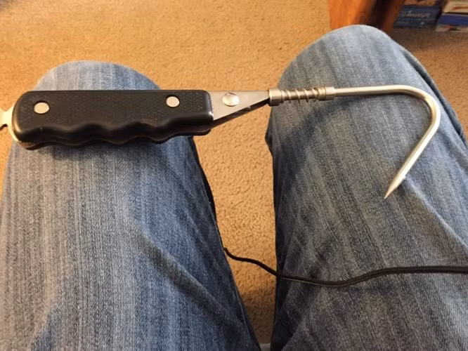 4. “Không biết chiếc móc treo kỳ lạ có thể gập lại này đến từ năm nào?” Và thực chất đây là một mũi giáo đánh cá bỏ túi.