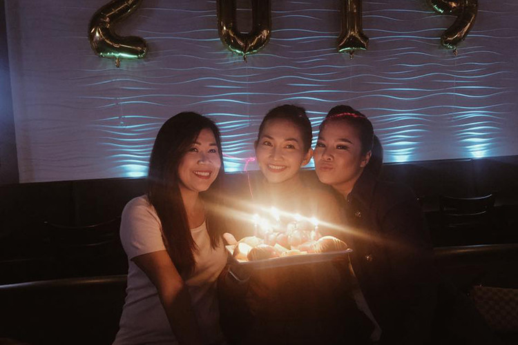 Nữ diễn viên hạnh phúc đón sinh nhật ấm cúng bên bạn bè.