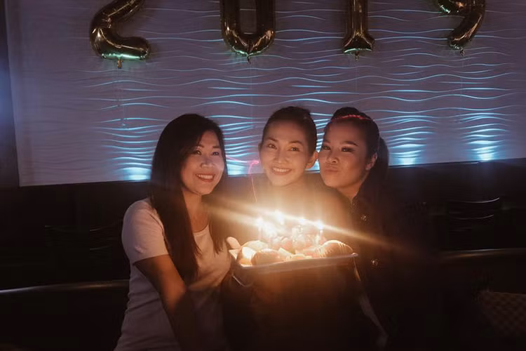 Nữ diễn viên hạnh phúc đón sinh nhật ấm cúng bên bạn bè.