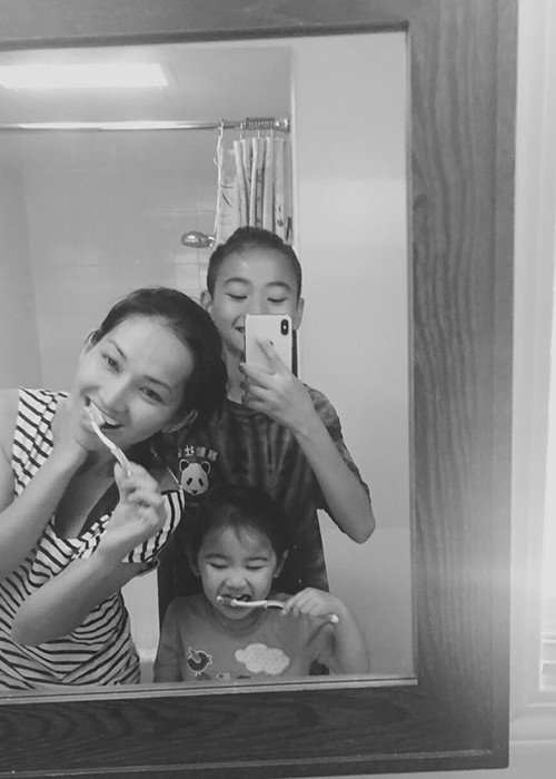 Năm 2015, bé Sonic - con trai của Kim Hiền và chồng cũ Hoàng Phong sang Mỹ sống cùng mẹ, bố dượng và em gái. Theo lời Kim Hiền, chồng, bố mẹ chồng rất quan tâm đến bé Sonic.