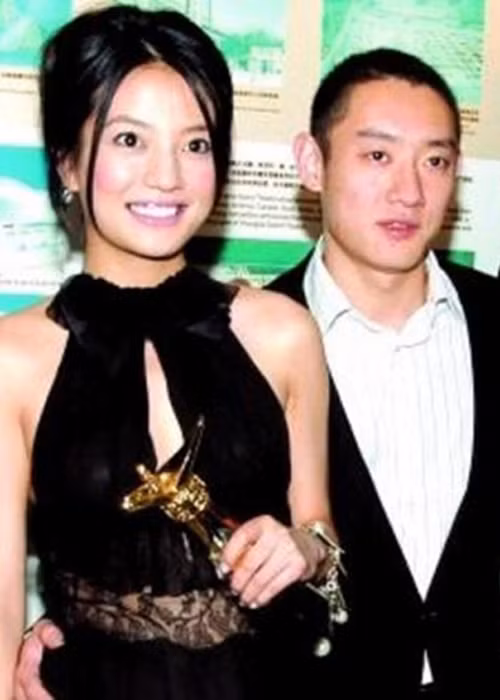 Triệu Vy và Uông Vũ bị bắt gặp hẹn hò vào năm 2004. Ảnh: Khám phá