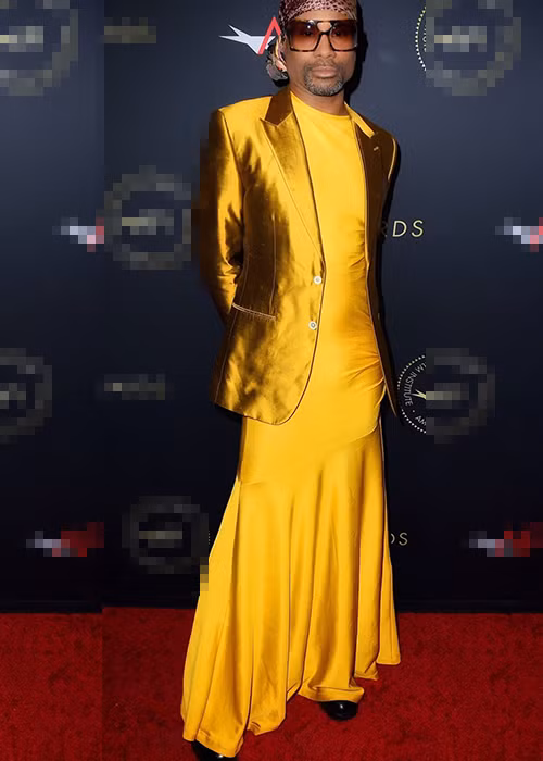 Nam ca sĩ 50 tuổi được biết là người có phong cách thời trang khá khó hiểu.