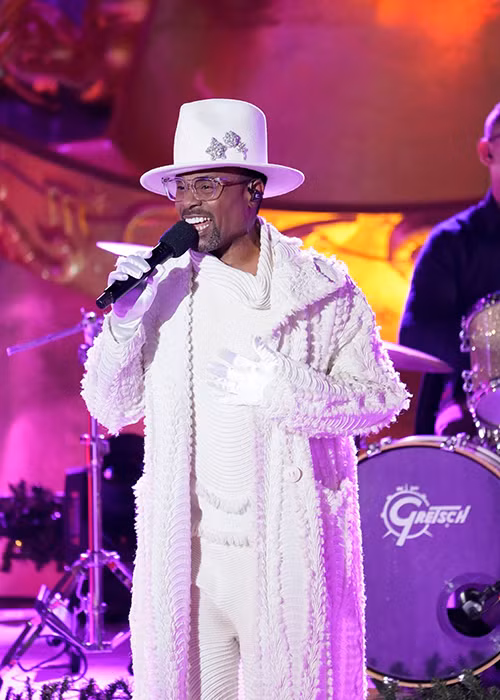 "Khi bạn là người da đen và đồng tính, nam tính là một vấn đề khi chọn quần áo. Đi giày cao gót khiến tôi cảm thấy mình nam tính nhất trong đời", nam ca sĩ chia sẻ thêm.