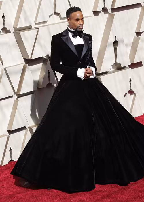 Trên thảm đỏ Oscar 2019, Billy Porter diện trang phục nửa tuxedo nửa váy khiến không ít khán giả bất ngờ.