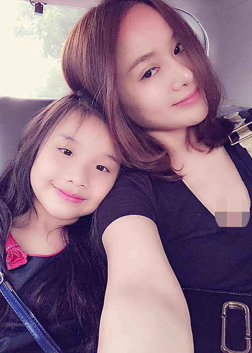 Hậu ly hôn, Thu Phương một mình nuôi con gái của cô và chồng cũ Thành Trung.