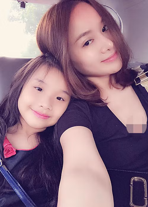 Hậu ly hôn, Thu Phương một mình nuôi con gái của cô và chồng cũ Thành Trung.