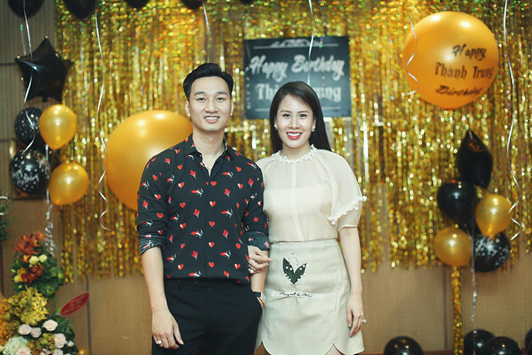 2 năm sau đám cưới, tình cảm của vợ chồng nam MC vẫn ngọt ngào như thuở mới yêu.