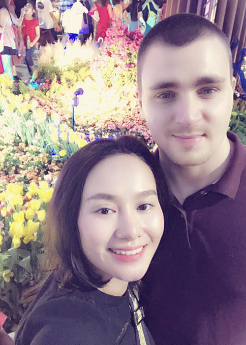 Trên trang cá nhân, vợ cũ của Thành Trung gần đây thoải mái đăng tải một số hình ảnh tình tứ bên chàng trai Tây Alex. Ảnh: Người lao động