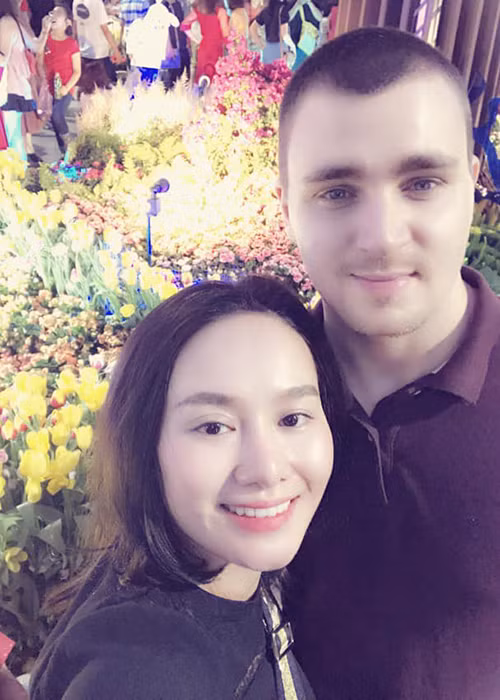 Trên trang cá nhân, vợ cũ của Thành Trung gần đây thoải mái đăng tải một số hình ảnh tình tứ bên chàng trai Tây Alex. Ảnh: Người lao động