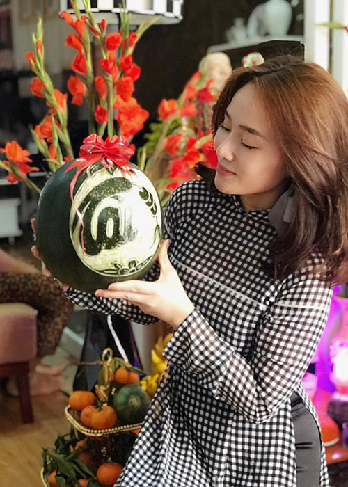 Nữ ca sĩ chia sẻ hình ảnh mặc áo dài khai xuân cửa hàng đồng thời không đả động đến ồn ào của "bạn trai Tây".