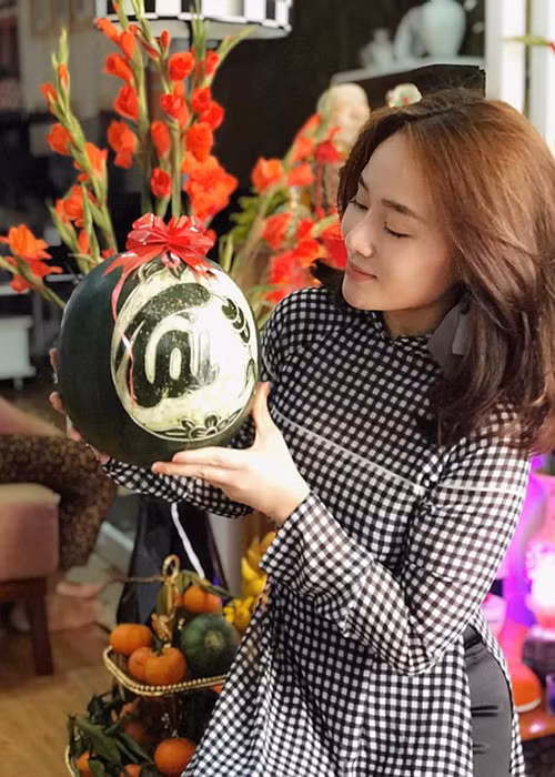 Nữ ca sĩ chia sẻ hình ảnh mặc áo dài khai xuân cửa hàng đồng thời không đả động đến ồn ào của "bạn trai Tây".