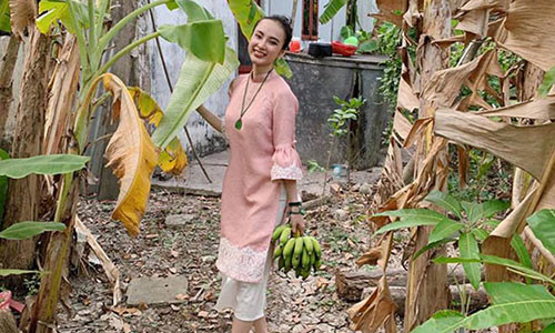 Angela Phuong Trinh ve que ngoi cau ao rua chen, fan “hai hung”