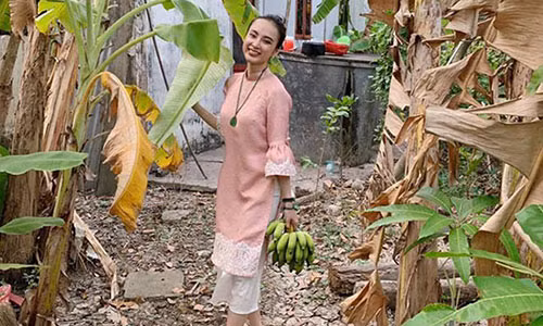 Vào những ngày đầu năm mới, đông đảo dàn sao Việt đã tạm gác lại công việc, lịch diễn để về quê đoàn tụ gia đình. Nổi bật trong số đó phải kể đến Angela Phương Trinh.