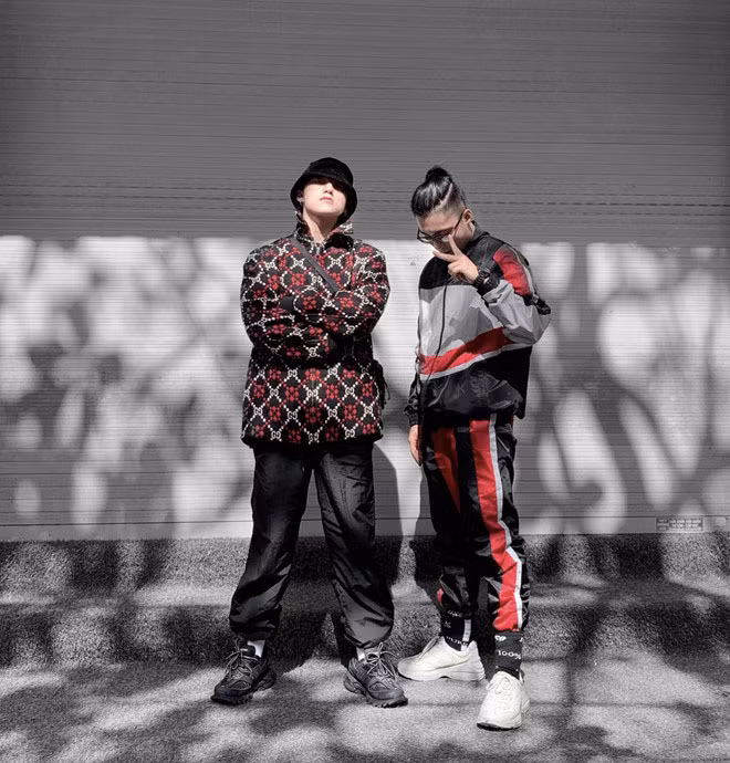 Đứng cạnh Sơn Tùng, em trai Việt Hoàng của nam ca sĩ cũng không hề kém cạnh với gu thời trang sành điệu.