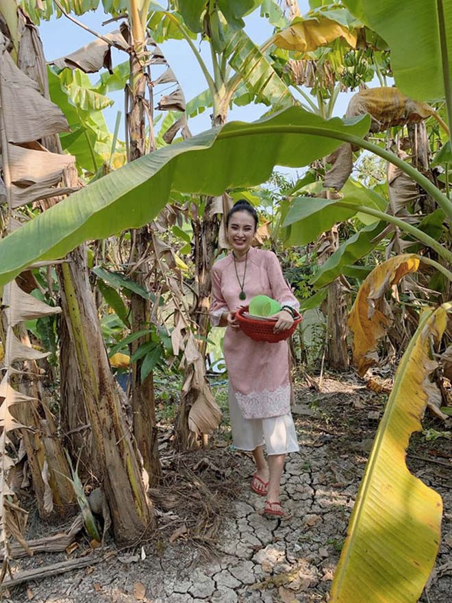 Được biết, quê nội của Angela Phương Trinh ở Long An. Trước đây, cô cũng nhiều lần chia sẻ hình ảnh về thăm quê và tạo dáng bên vườn chuối xanh mướt.