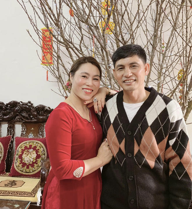 Bố mẹ Sơn Tùng gây chú ý với vẻ ngoài trẻ trung qua những bức ảnh do con trai đăng tải.