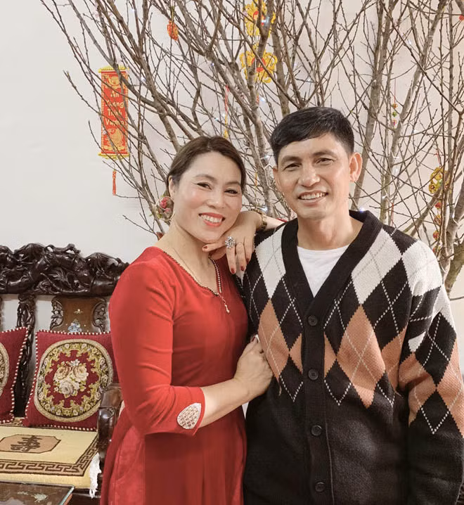 Bố mẹ Sơn Tùng gây chú ý với vẻ ngoài trẻ trung qua những bức ảnh do con trai đăng tải.