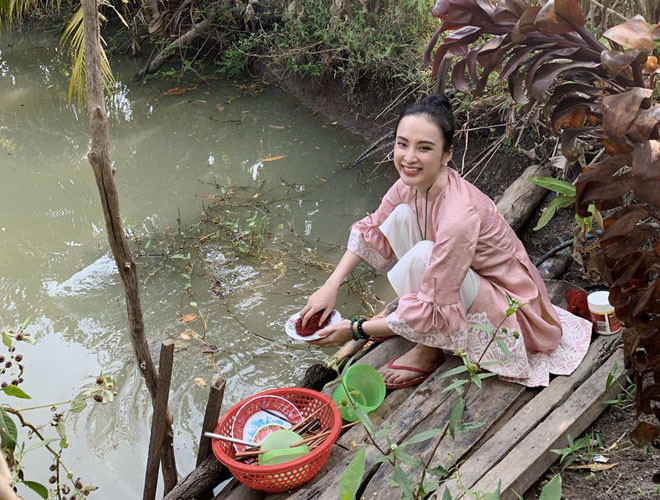 Khoảnh khắc Angela Phương Trinh ngồi cầu gỗ rửa chén trước nhà thu hút nhiều sự chú ý từ khán giả. Ngoài những lời khen về hình ảnh bình dị, người đẹp cũng khiến nhiều fan "phát hãi" khi nước ao tại nơi này có phần không sạch.