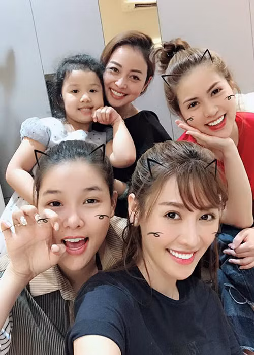 Tuy nhiên, sau lùm xùm, Trần Hương và Quế Vân lại khá thân thiết.