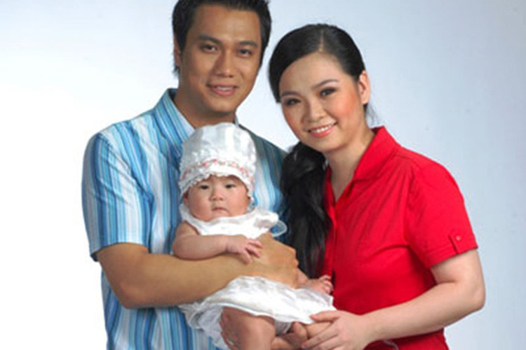 Khi Việt Anh đóng bộ phim "Gió nghịch mùa", anh vướng tin đồn phim giả tình thật với Lý Nhã Kỳ. Bản thân Thùy Linh khẳng định cô không ghen hình ảnh Việt Anh tình tứ bên bạn diễn và tin tưởng ông xã. Thế nhưng vào năm 2010, Việt Anh và Thùy Linh chính thức ly hôn. Ảnh: Thế giới văn hóa